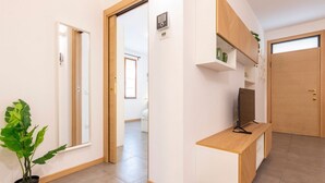 Interior - GuestHost - Just a few minutes’ walk from the subway, in the heart of the town’s historic center, Casa Klimt is a quiet, renovated two-room apartment in an old house, inspired by the colors and landscapes of the famous painter. Filled with natural li (Cernusco sul Naviglio)