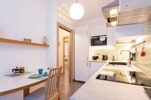 Mikroaaltouuni, astianpesukone, leivänpaahdin, jääpalakone