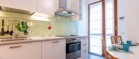 Mikrowelle, Geschirrspüler, Toaster, Eiswürfelbereiter