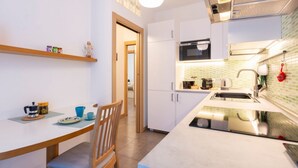 Private kitchen - GuestHost - Just a few minutes’ walk from the subway, in the heart of the town’s historic center, Casa Klimt is a quiet, renovated two-room apartment in an old house, inspired by the colors and landscapes of the famous painter. Filled with natural li (Cernusco sul Naviglio)