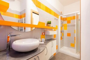 Douche, bidet, serviettes fournies