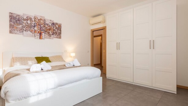 Room - GuestHost - Just a few minutes’ walk from the subway, in the heart of the town’s historic center, Casa Klimt is a quiet, renovated two-room apartment in an old house, inspired by the colors and landscapes of the famous painter. Filled with natural li (Cernusco sul Naviglio)