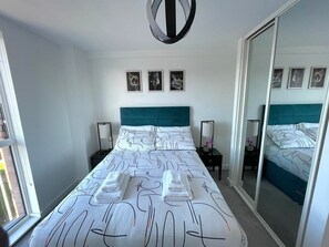 1 dormitorio, tabla de planchar con plancha, wifi y ropa de cama