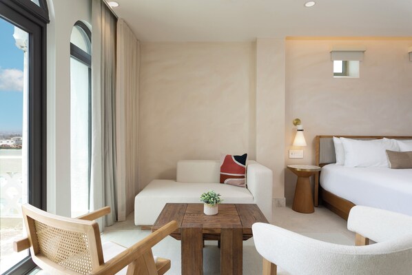 Phòng Suite, 1 giường cỡ king, ban công (Plaza) | Nệm có lớp đệm bông, minibar, két bảo mật tại phòng, bàn 