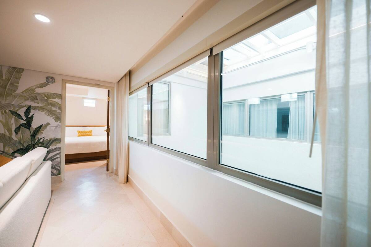 Phòng Suite, 1 giường cỡ king, hút thuốc | Nệm có lớp đệm bông, minibar, két bảo mật tại phòng, bàn 