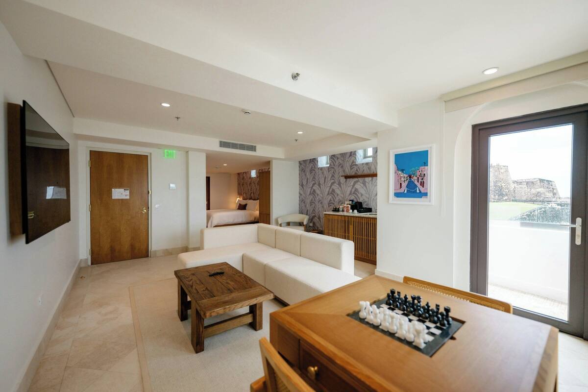 Phòng Suite, 1 giường cỡ king, không hút thuốc | Nệm có lớp đệm bông, minibar, két bảo mật tại phòng, bàn 