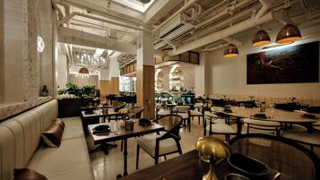 2 間餐廳;供應早餐、午餐、晚餐和早午餐