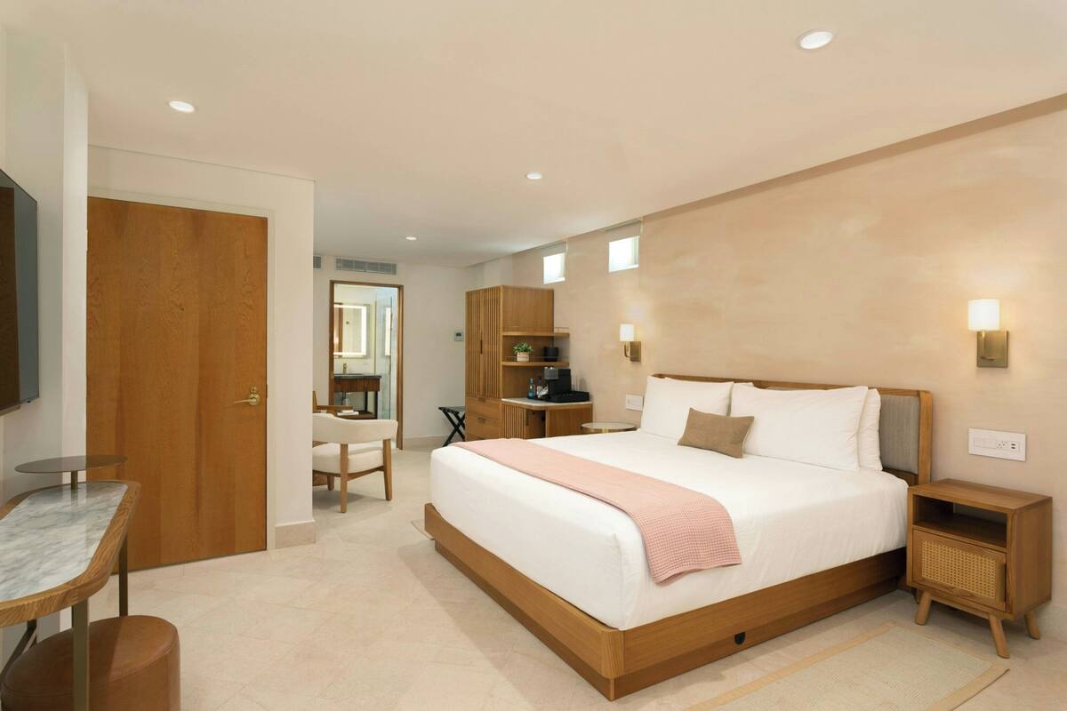 Studio, 1 giường cỡ king | Nệm có lớp đệm bông, minibar, két bảo mật tại phòng, bàn 