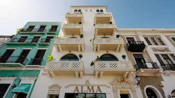 Vista frontal de la propiedad