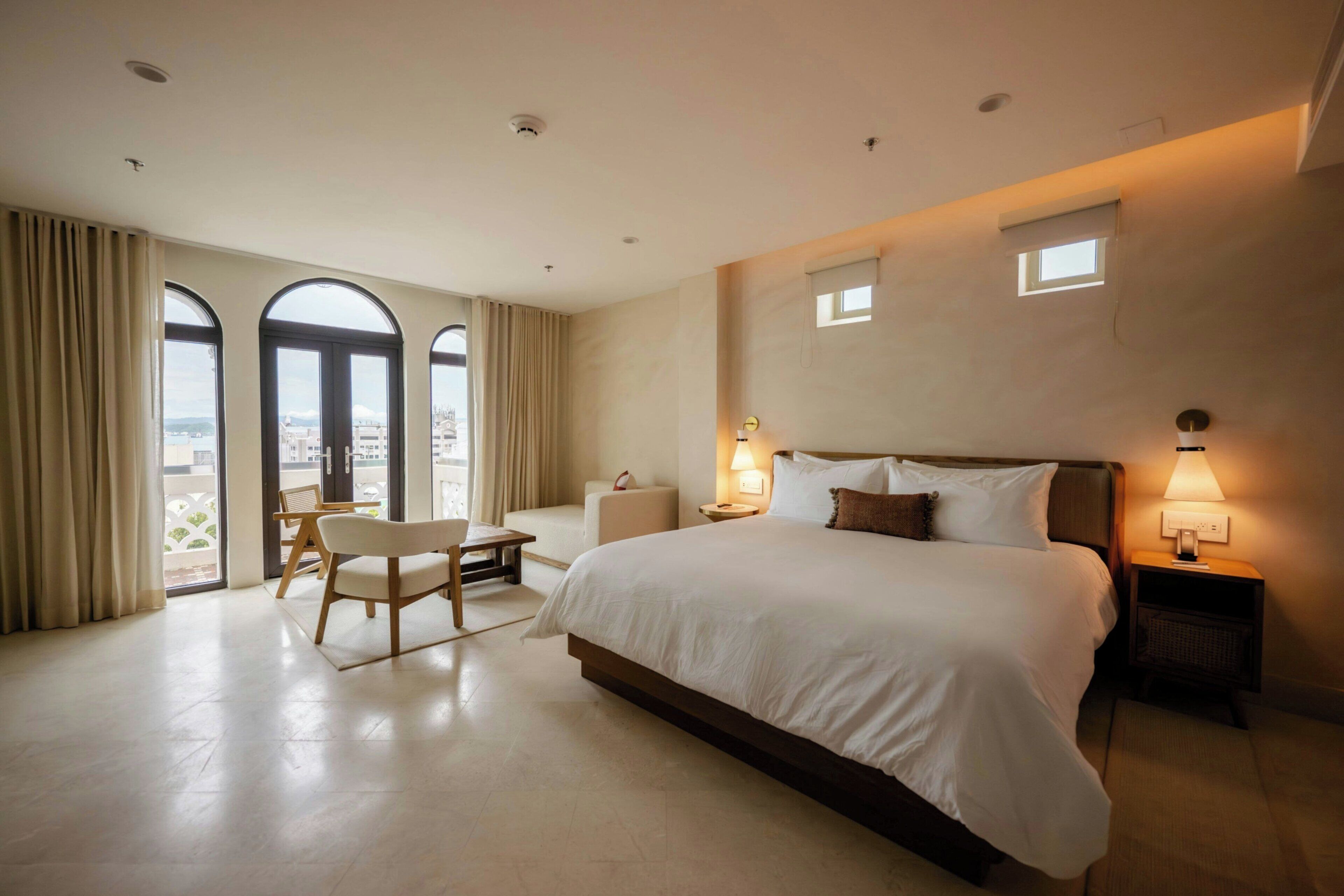 Suite, 1 King-Bett, Balkon | Pillowtop-Betten, Minibar, Zimmersafe, Schreibtisch