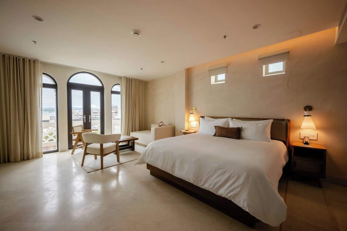 Suite, 1 King Bed, Balcony | Pillowtop beds, minibar, in-room safe, desk