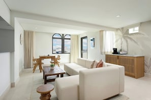 Een moderne woonkamer met een bank, een houten salontafel, een eettafel met stoelen en een uitzicht op de stad door grote ramen.