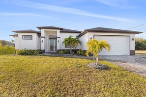 Exterior - Cape Coral Charmer: 4 beds 3 bathrooms with pool (Cape Coral)