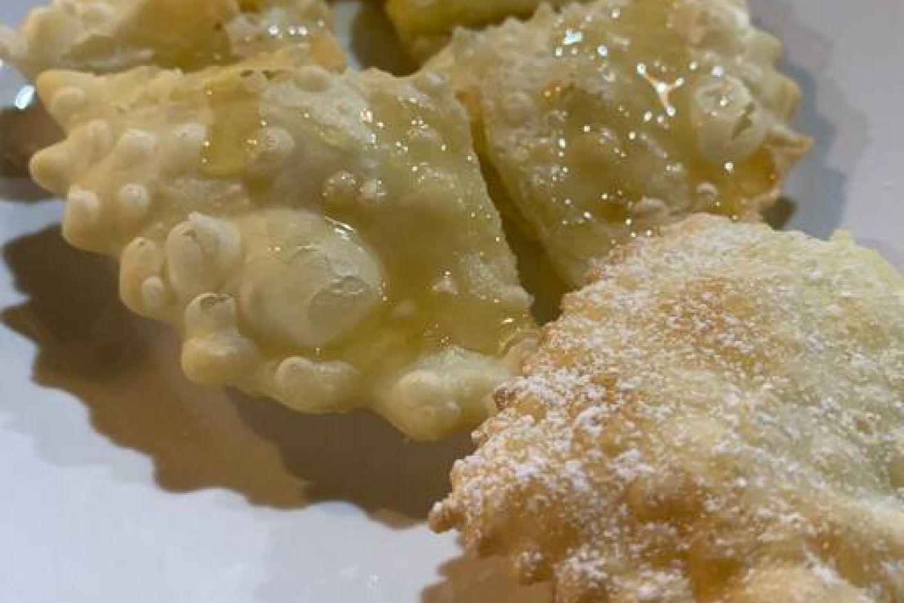 Een bord met dumplings en een stuk brood.