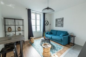 Living area - Suite Basquiat - 2 Personnes A 2 Minutes à Pieds de L'avenue de Champagne ! (Épernay)