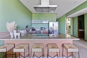 Refrigerador con freezer, microondas, horno, lavavajillas