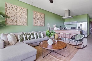 Departamento Deluxe | Área de sala de estar | Smart TV de 42 pulgadas con canales vía satélite y Netflix 