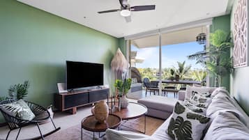 Deluxe appartement | Woonruimte | Een 42-inch smart-tv met satellietzenders, Netflix en streamingdiensten