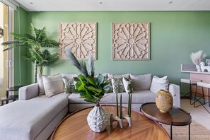 デラックス アパートメント | リビング エリア | 42 インチのスマートテレビ (衛星放送視聴可)、Netflix、ストリーミングサービス