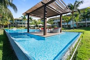 Una piscina al aire libre