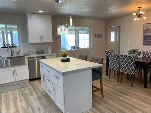 Refrigerador, microondas, horno, placa de cocina