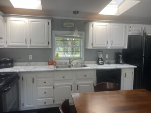 Fridge, microwave, oven, stovetop - Cozy Cub Cabin 2 Sleeps 10 Full Linens Provided (Put In Bay)