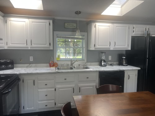 Cozy Cub Cabin 2 Sleeps 10 Full Linens Provided