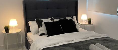 5 Schlafzimmer, Schreibtisch, Bügeleisen/Bügelbrett, WLAN