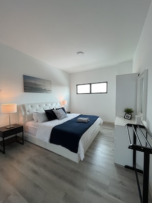 5 Schlafzimmer, Schreibtisch, Bügeleisen/Bügelbrett, WLAN