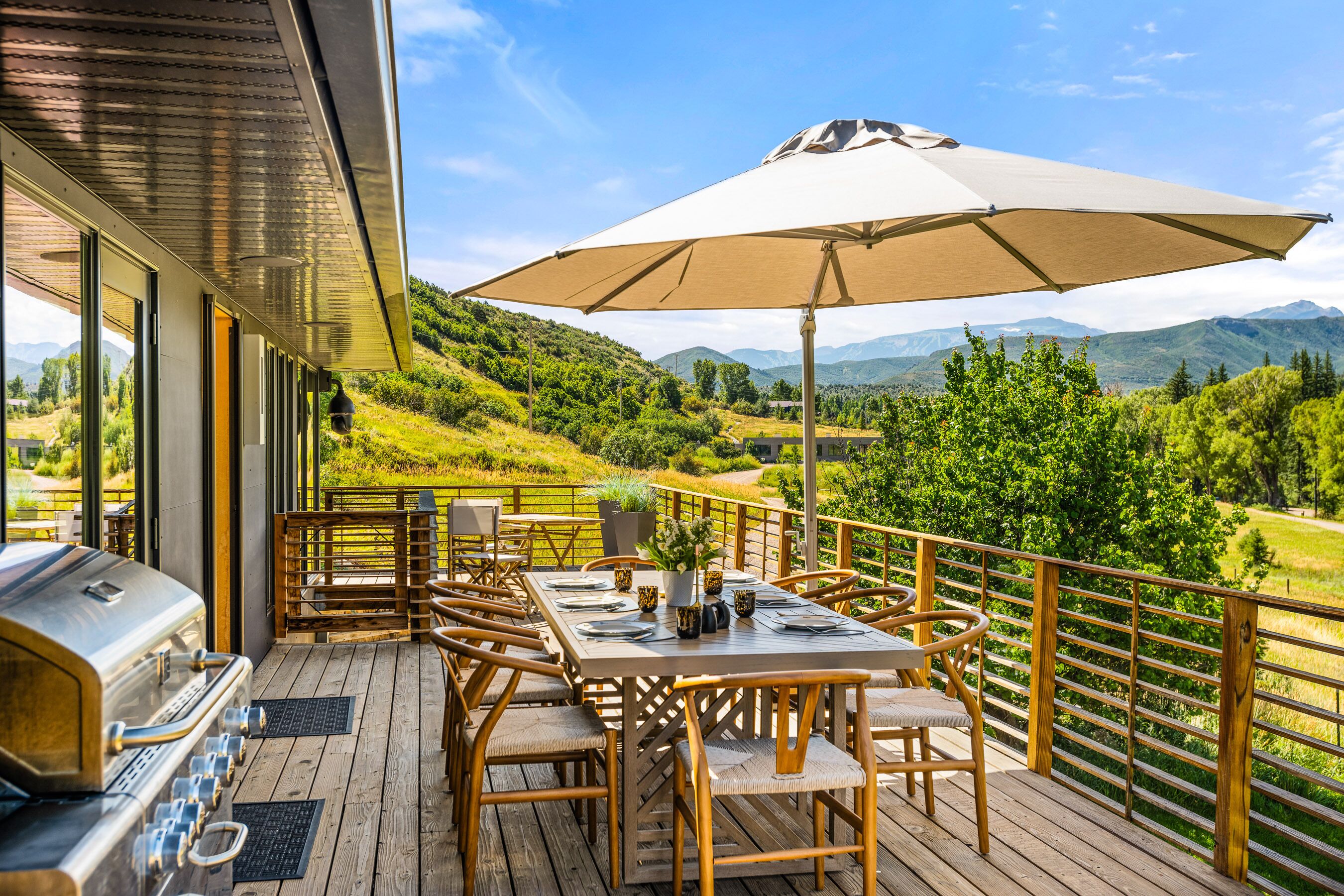 Outdoor dining space on the wraparound deck