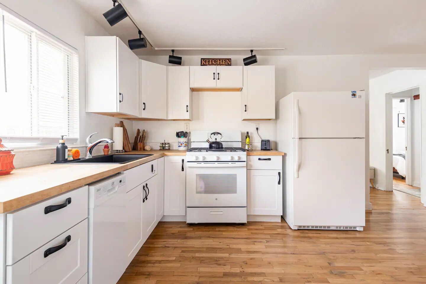 Frigorifero, microonde, forno, piano cottura