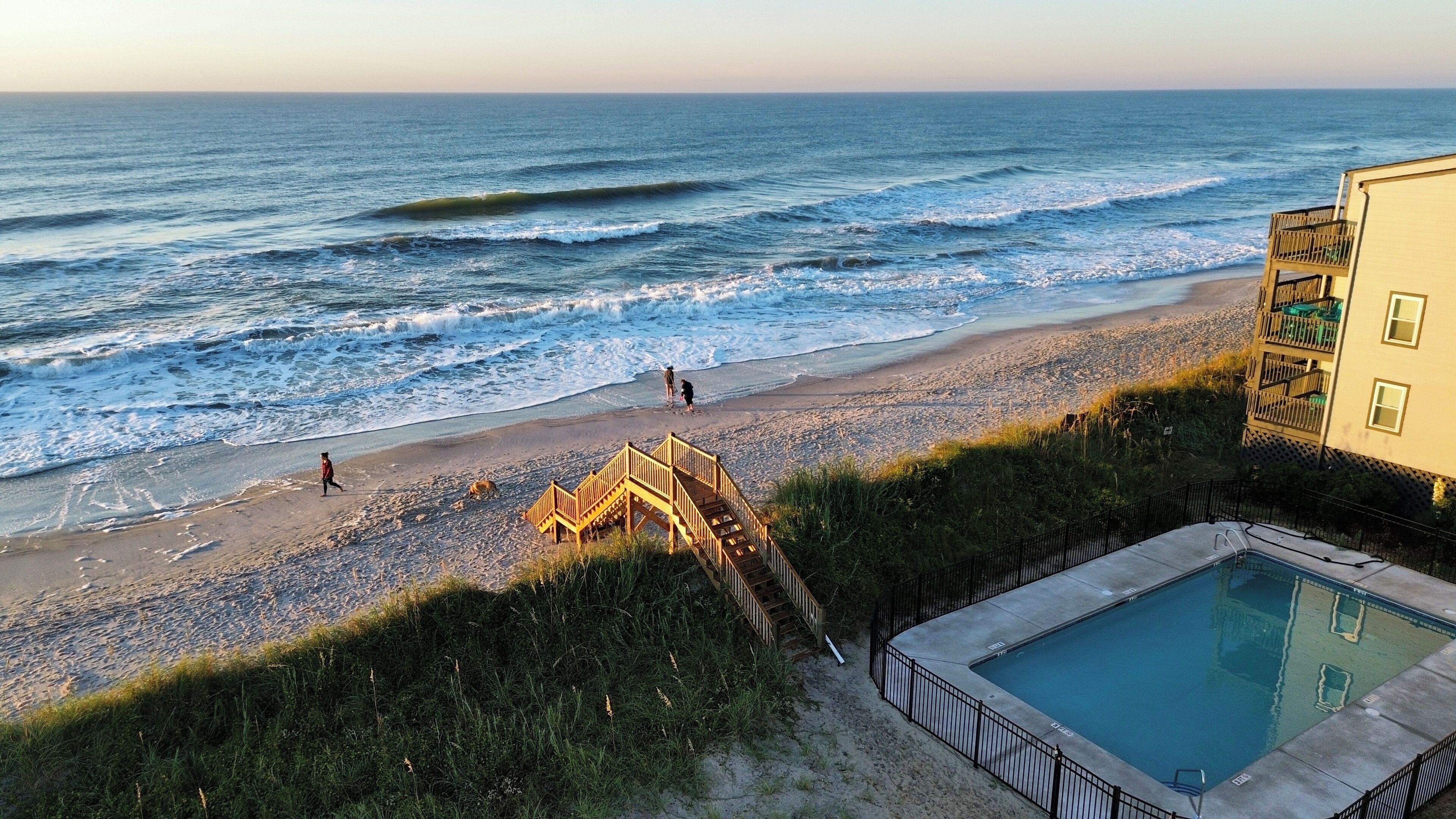 Rannalla, aurinkotuoleja