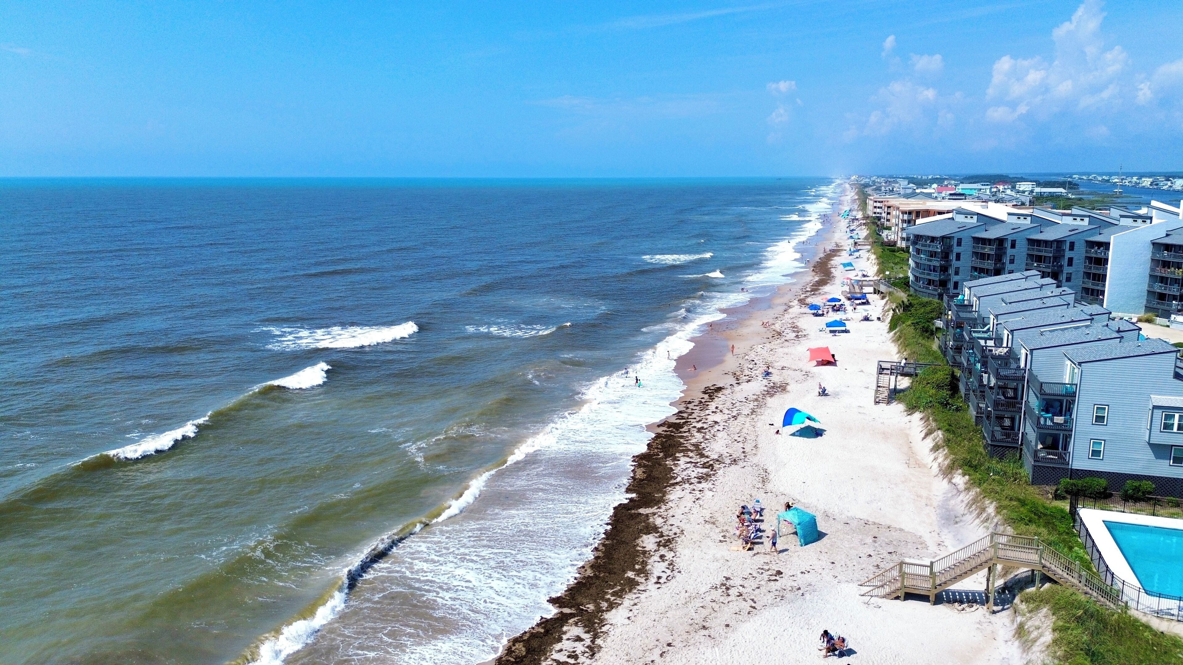På stranden og solsenger