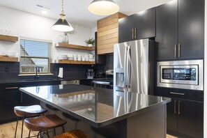 Een koelkast, een magnetron, een oven, een kookplaat