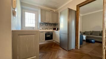 Fridge, stovetop, coffee/tea maker