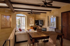 Smart TV - Dionisia Holiday Home (Għasri)