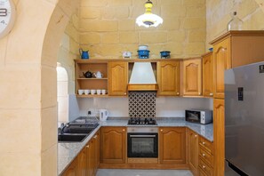 Fridge, microwave, oven, dishwasher - SurWig Vacation Townhouse (Kercem)