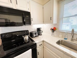 Fridge, microwave, oven, stovetop - 4 Bedroom House with Screened Porch, Sleeps 10 (West Cape May)