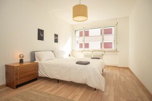 2 Schlafzimmer, Schreibtisch, Bügeleisen/Bügelbrett, kostenloses WLAN