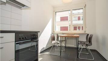 Réfrigérateur, four, plaque de cuisson, lave-vaisselle