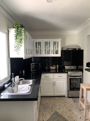 Fridge, microwave, oven, coffee/tea maker - Peacefully Stay Guesthouse (La Romana)