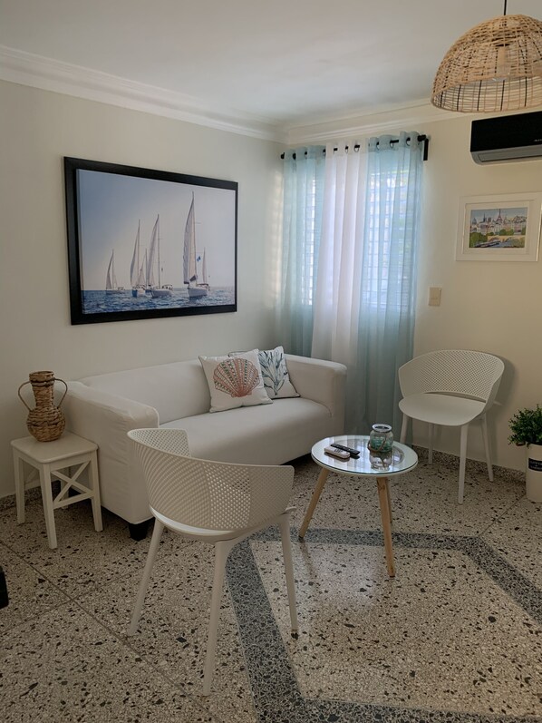 Smart TV - Peacefully Stay Guesthouse (La Romana)