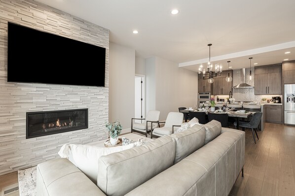 Smart TV y chimenea 
