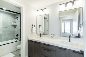 Douche, sèche-cheveux, serviettes fournies