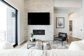 4 bedrooms, iron/ironing board, free WiFi, bed sheets - Hideout Epic View • Modern Home • 10 Min to Deer Valley • Lake & Mountain Views (Hideout)