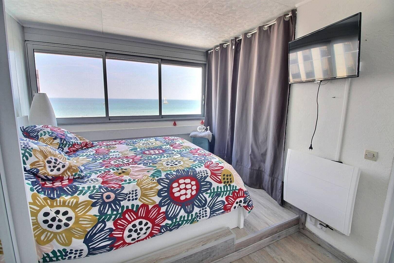 1 habitación, escritorio, tabla de planchar con plancha y cuna de viaje 