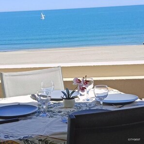 Outdoor dining - Superbe T2 Moderne,wifi, Climatisé Face Mer, Piscine et Parking (CANET PLAGE)