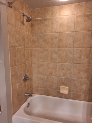 Haartrockner, Handtücher, Seife, Shampoo