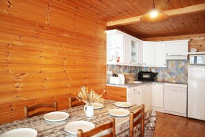 Fridge, oven, dishwasher, cookware/dishes/utensils