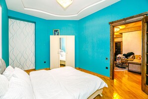 4 bedrooms, iron/ironing board, WiFi, bed sheets